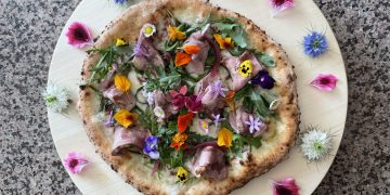 O autor é o pizzaiolo algarvio Daniel Batista. A pizza foi selecionada como umas 30 melhores do mundo